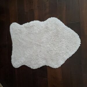 Luxurious White Faux Sheepskin Rug